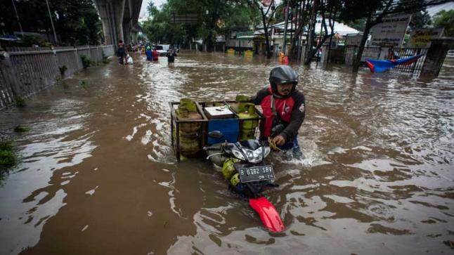 الفيضانات تشل العاصمة الإندونيسية..على أثر أمطار غزيرة