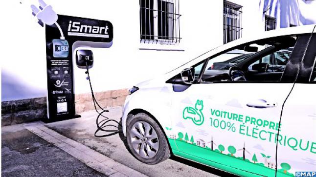 وزير الصناعة يعرض أول شاحن ذكي للسيارات الكهربائية “مغربي الصُّنع”