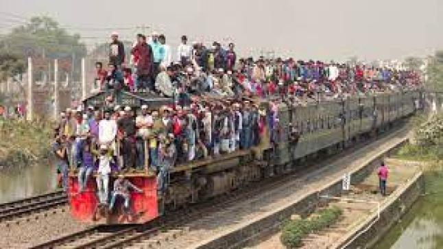 مغامرة مميتة.. بنغلادش تحظر السفر على أسطح القطارات…في جنوب آسيا، وفق ما أعلن مدع عام محلي.