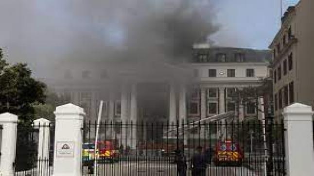 حريق يشب في برلمان جنوب إفريقيا