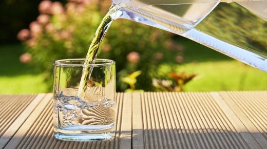 هل شرب الماء البارد ضار؟.. نريد الجواب من تجربة الأطباء تابعونا …